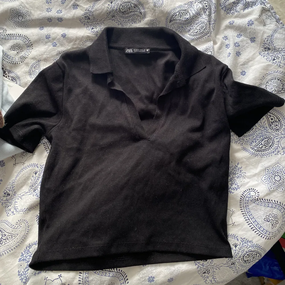 Denna fina T-shirt med krage har jag köpt på Zara och använt en gång💓säljer för att den är lite för kort för mig💓den har storlek M och är i jättebra skick💓. T-shirts.