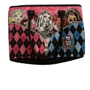 Monster high väska - Stor monster high väska som är köpt för jätte länge sedan och aldrig använt