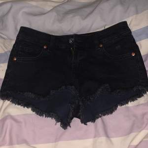 Svarta shorts i storlek s/xs köpta här på plick, super fina men tyvärr va dem för små för mig! 💕
