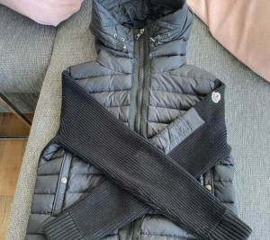 Moncler cardigan  - Säljer denna moncler crardigan för att den var för liten när jag fick den i present använd fåtal gånger och är som i nyskick pris kan diskuteras vid snabb affär. Storlek M men är liten i storlek