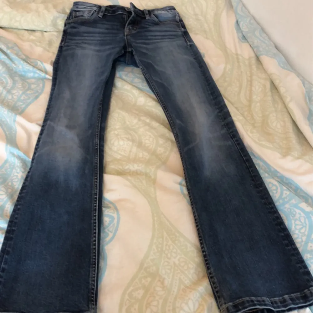 hej jag säljer nu mina lågmidjade crocker jeans i storlek 25/31 i modellen boot (bootcut)  de är ganska små i storleken skulle jag säga, de passar mig perfekt som är 158 i längden.  skriv gärna privat om ni har frågor elr vill ha fler bilder😊 startbud 300. Jeans & Byxor.