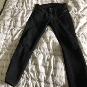 Ett par svarta Levis jeans 501. Skicket är bra förutom vid ena fickan där det är lite dåligt. Annars ett par fina byxor