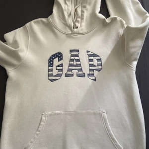 Hoodie  - Storlek L  Använd 1 gång 