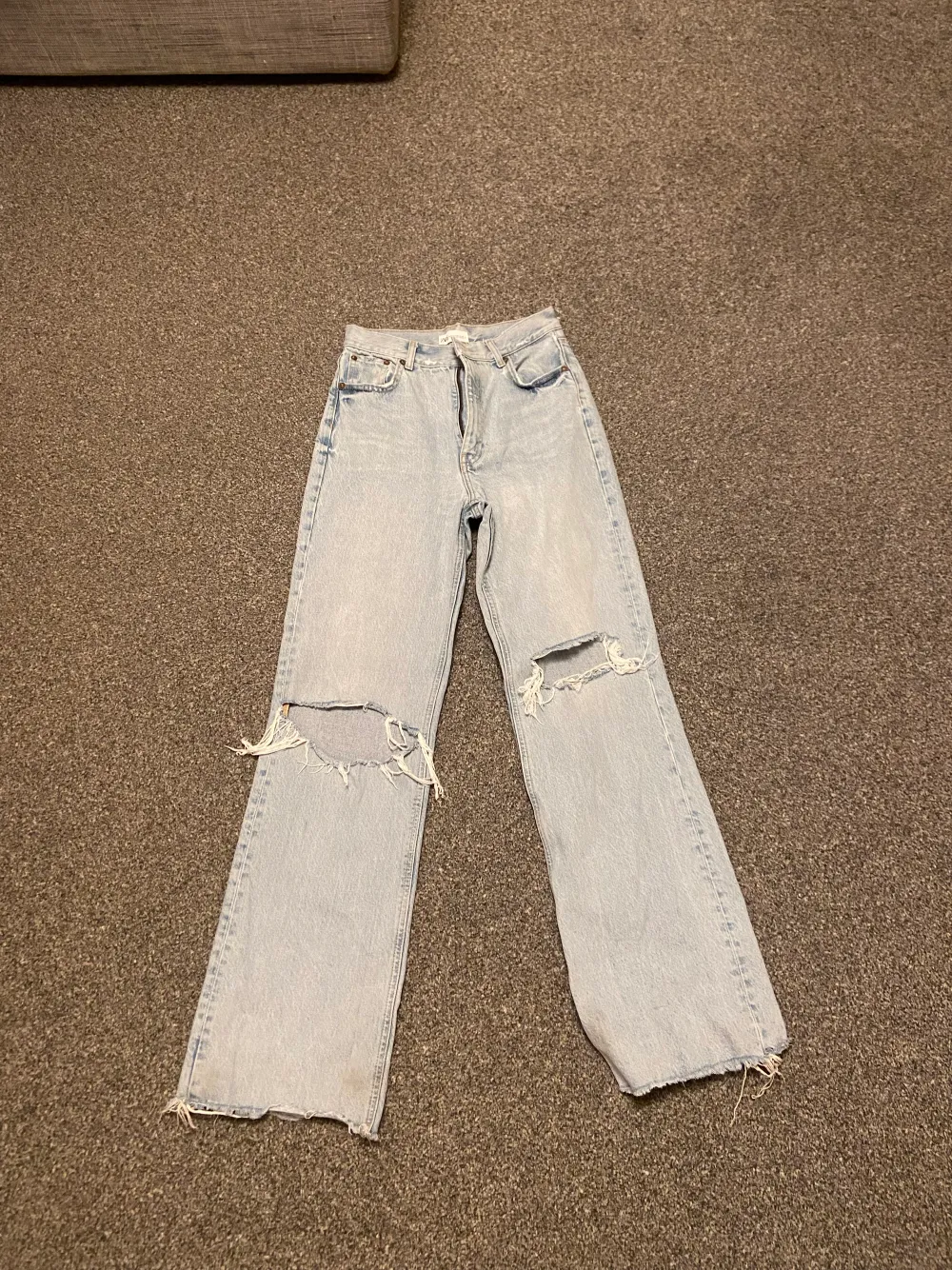 Ett par zara jeans i storlek 38, men skulle säga att de är lite små i storleken. Använda men inga synliga skador. Jeans & Byxor.