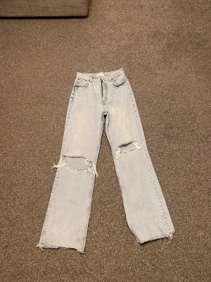 Zara jeans - Ett par zara jeans i storlek 38, men skulle säga att de är lite små i storleken. Använda men inga synliga skador