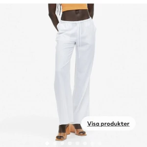 Lågmidjade Linnebyxor - Jättefina lågmidjade linnebyxor från hm, tyvärr en liten fläck vid midjan som inte går bort. Köparen står för frakt! Hör av er vid frågor!💕💕 (andra bilden lånad)