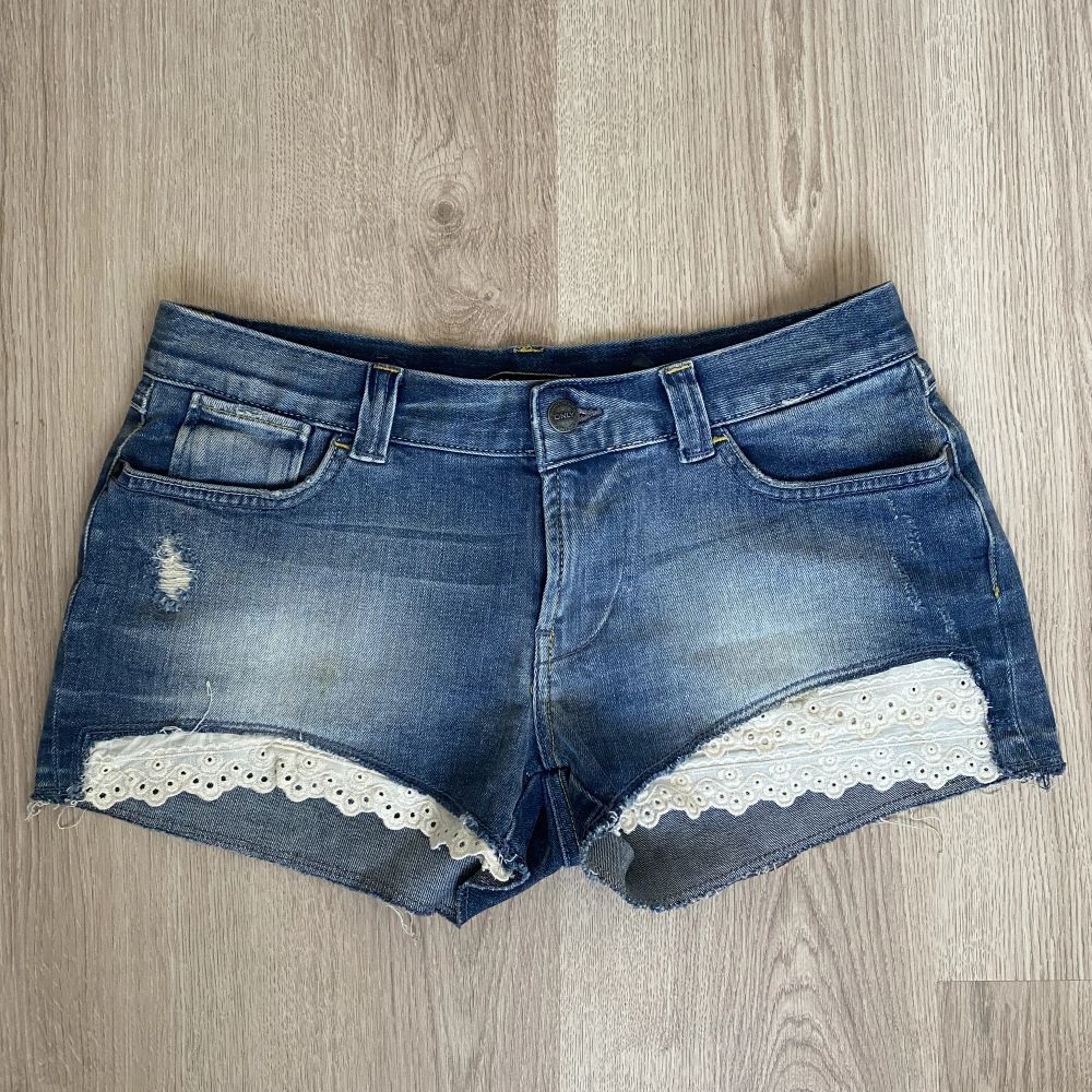 Supersnygga jeansshorts med spetsdetaljer i fram och coola detaljer på fickorna i bak💗🤍storlek 27. Shorts.