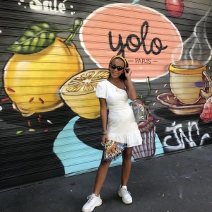 Klänning en ärm  - En vit broderad klänning med en ärm. 