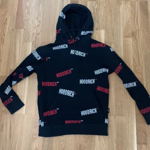 Hoodrich tröja - Den är använd.  Den är i bra skick. Pris kan diskuteras 