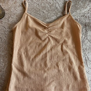 Linne  - En liten topp knappt använd, storlek S sitter jätte bra men axelbanden är lite korta för mig som är storlek M 