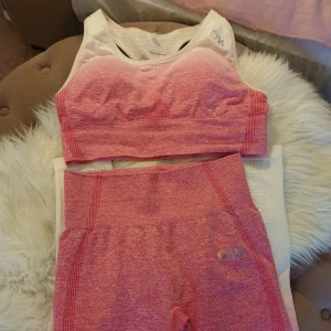 ICIW byxor och topp - Fint skick! Storlek m på båda. Sjukt snygga och hög midja och padds i toppen. Framhäver kroppen på snyggt sätt. 🌸