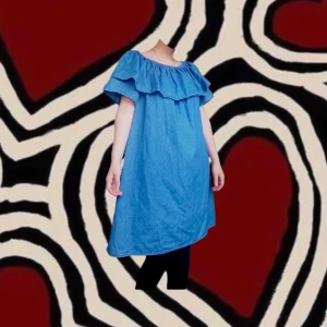 Denim klänning - Denimklänning, med krage och korta ärmar. Köpt på Myrorna, använd en gång. L, men gillar man oversized så passar den även på S (som på mig dvs). Då är den knälängd typ. Härlig till sommaren. 