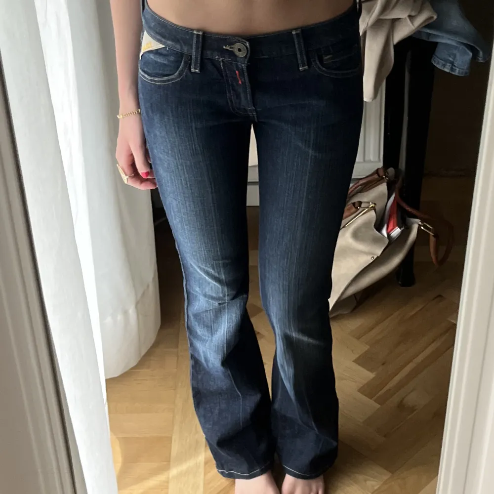 Säljer dessa Replay jeansen❤️jag är 166 och de är bra i längden❤️storlek 32,  köp för 300 inkl frakt❤️. Jeans & Byxor.