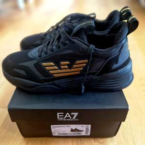 Supersnygga sneakers från Emporio Armani, EA7. Använda max 5 gånger så I väldigt fint skick! Köpta för 2279 kr.