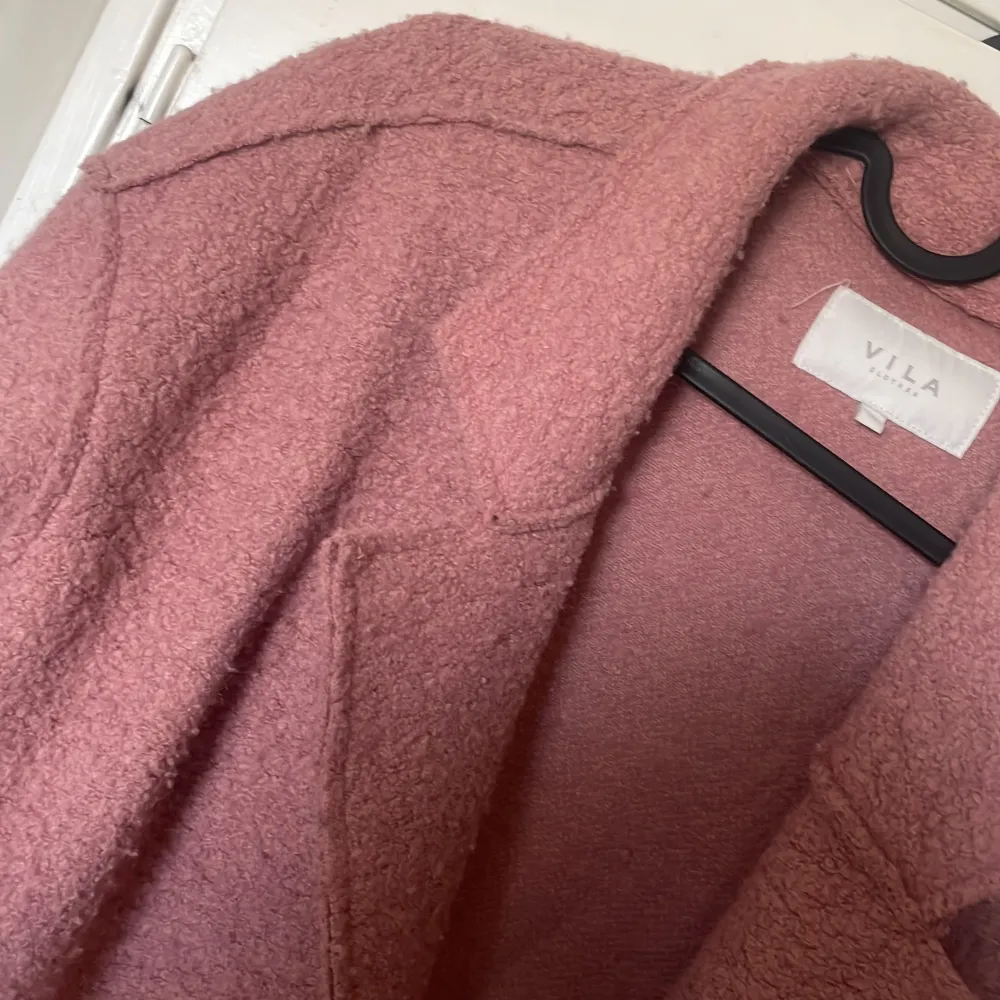 Säljer denna fina rosa kappa från vila, knappt använd. Köpare betalar frakt💗. Jackor.
