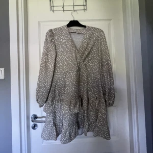 Volang klänning - En grön prickig volang klänning, använd 1-2 gånger