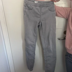 Stretchiga jeggings  - Grå byxor som är väldigt stretchiga och sköna.