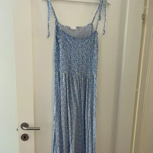 Långklänning - Jättefin och sval klänning från Stories, köptes för 599kr säljer direkt för 300kr