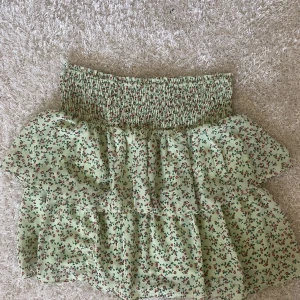 Blommig kjol  - Kjolen är i stl M men passar på mig som egentligen har stl S. Köpt för 249 kr och är knappt använd.