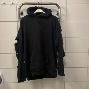 Hoodie  - Uppklippta ärmar
