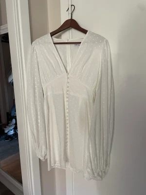 Adoore Florence dress - Adoore Florence dress storlek 40. Använd endast 1 gång, saknar dock 2 knappar. Nypris 1495kr