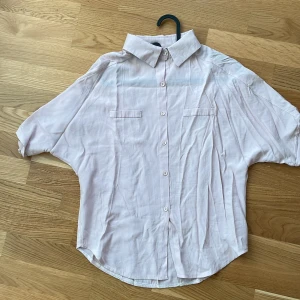 Babyrosa skjorta i skönt tyg XS - Skjorta i väldigt ljus babyrosa (svårt att få färgen på bild! Men liknar mest bild 2) 💖 knappt använd, lite loose fit ! 