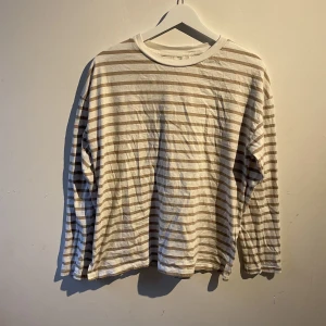 Randig tröja  - Randig långärmad tröja den har 2 små slitsar nere vid sidorna st m men är som s