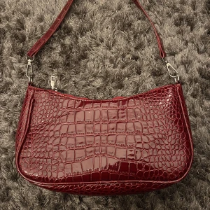 Väska - Röd ormskins väska