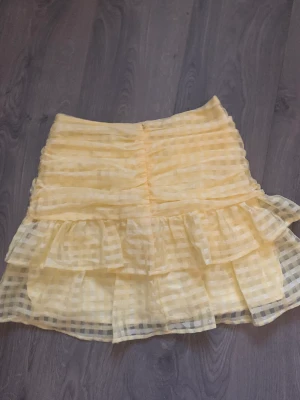 Sommar kjol - Kjol i storlek 36. Nästan oanvänd, har bara använt den en gång