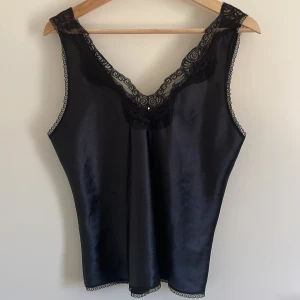 Linne - Svart linne med fina detaljer.