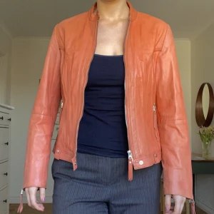 Orange skinnjacka - Unik läderjacka, äkta, märke Marie Lund Copenhagen. Storlek M. Inga defekter