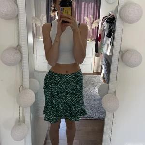 Grön sommar kjol 💚 - Blommig fin kjol som är i bra skick💚💚