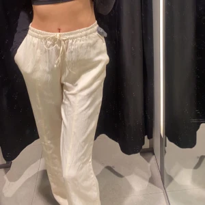 Zara byxa - Supersnygga byxor som jag köpte på zara men inte kommit till användning mer än ca 1-2 gånger 🤎Jag är ca 170 och passar bra i längden 👏🏻