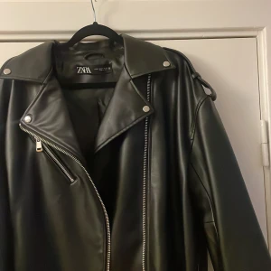 Skinnjacka zara oanvänd - Oversize skinnjacka från oversize aldrig använd. Storlek M. Nypris 699kr. Frakt tillkommer