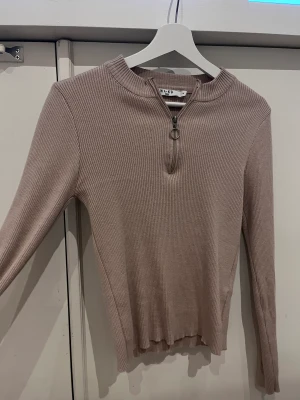 Beige topp  - Basis topp beige med dragkedja, från NA-KD 