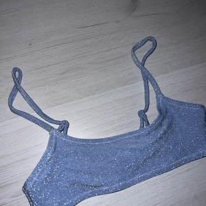 Glittrig bikinitopp - Glittrig bikinitopp från H&M. Helt oanvänd i strl xs. 