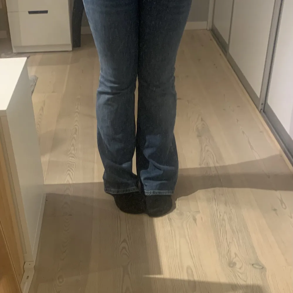 Gina tricot jeans strl 38 Fint skick och varsamt andvända Jag är 158 cm lång och de är lite långa på mig Ordinarie pris 500. 300 kr. Skickas med postnords skicka hem☺️ (Säljer då de blivit för stora) . Jeans & Byxor.
