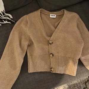 Kofta med stora knappar - Strl L men passar S-M Superskön och lite croppad 