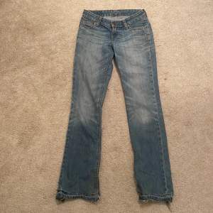 Världens snyggaste Levi’s jeans!  Litet hål i högra bakfickan, men inget man tänker på.  Midja:74cm Innerbensmåttet: 81cm