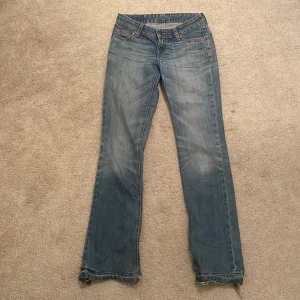 Lågmidjade Levi’s jeans - Världens snyggaste Levi’s jeans!  Litet hål i högra bakfickan, men inget man tänker på.  Midja:74cm Innerbensmåttet: 81cm