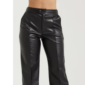 Skinnbyxor  - Svarta läderbyxor i storlek M ”32 från Nelly. Köpt för 429kr och oanvända, prislapp kvar💕