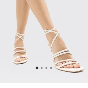 Klackor - Säljer mina vita klackar som jag använt några gånger då jag insett att dom är lite för stora. Jättefint skick & bara använda några gånger. 140+frakt🫶🏼