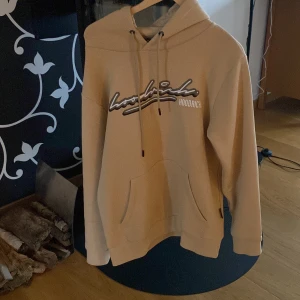 Hoodrich hoodie  - Jag säljer nu min beiga hoodrich i storlek m. Tröjan är helt ny och aldrig använd. Pris kan diskuteras vid snabb affär
