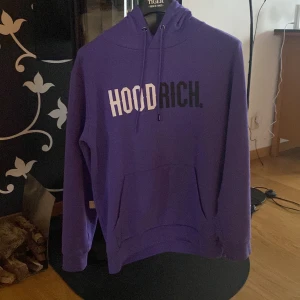 Hoodrich split hoodie  - Jag säljer min lila split hoodirch hoodie. Tröjan är helt ny och aldrig använd. Pris kan diskuteras vid snabb affär.