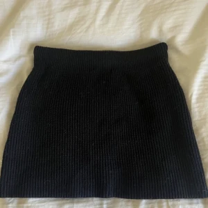 Stickad kjol - Ifrån zara, storlek M. Säljer då den ej kommer till användning!! Super fint skick. Lånade bilder
