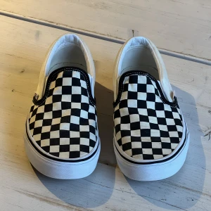 Vans Classic Slip-on Checkerboard  - Ett par klassiska Vans checkerboard i gott skick. Stl 38