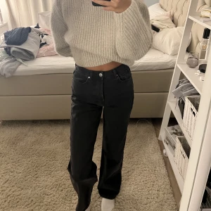 Jeans Bikbok  - Svarta jeans från Bikbok i storlek 26 längd 30. Passar mig som är 167! Nypris 500