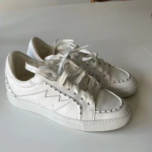 Zadig & Voltaire sneakers - Skorna är nästan nyskick, då jag endast använt dom en gång. Jag säljer dom pågrund av att dom är för stora för mig. Dm vid intresse eller frågor! Köparen står för eventuell frakt, men kan även mötas upp .💞