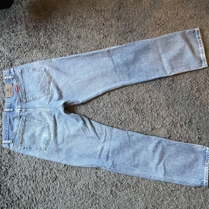 Wrangler Jeans Regular fit  - Flitigt använda men bra kvalité på materialet och håller väldigt ordentligt.  Ny pris 800 kr. Köparen står för frakten!! 