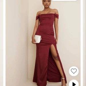 Balklänning - Säljer min balklänning, endast använd en gång. Den är nästan som ny, inga defekter osv. Köpte den för 800 kr.